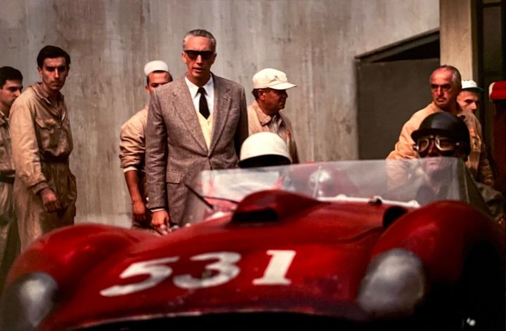แข่งกับเวลา: ภาพเหมือนอันเข้มข้นของ Michael Mann ของมรดกอันปั่นป่วนของ Enzo Ferrari